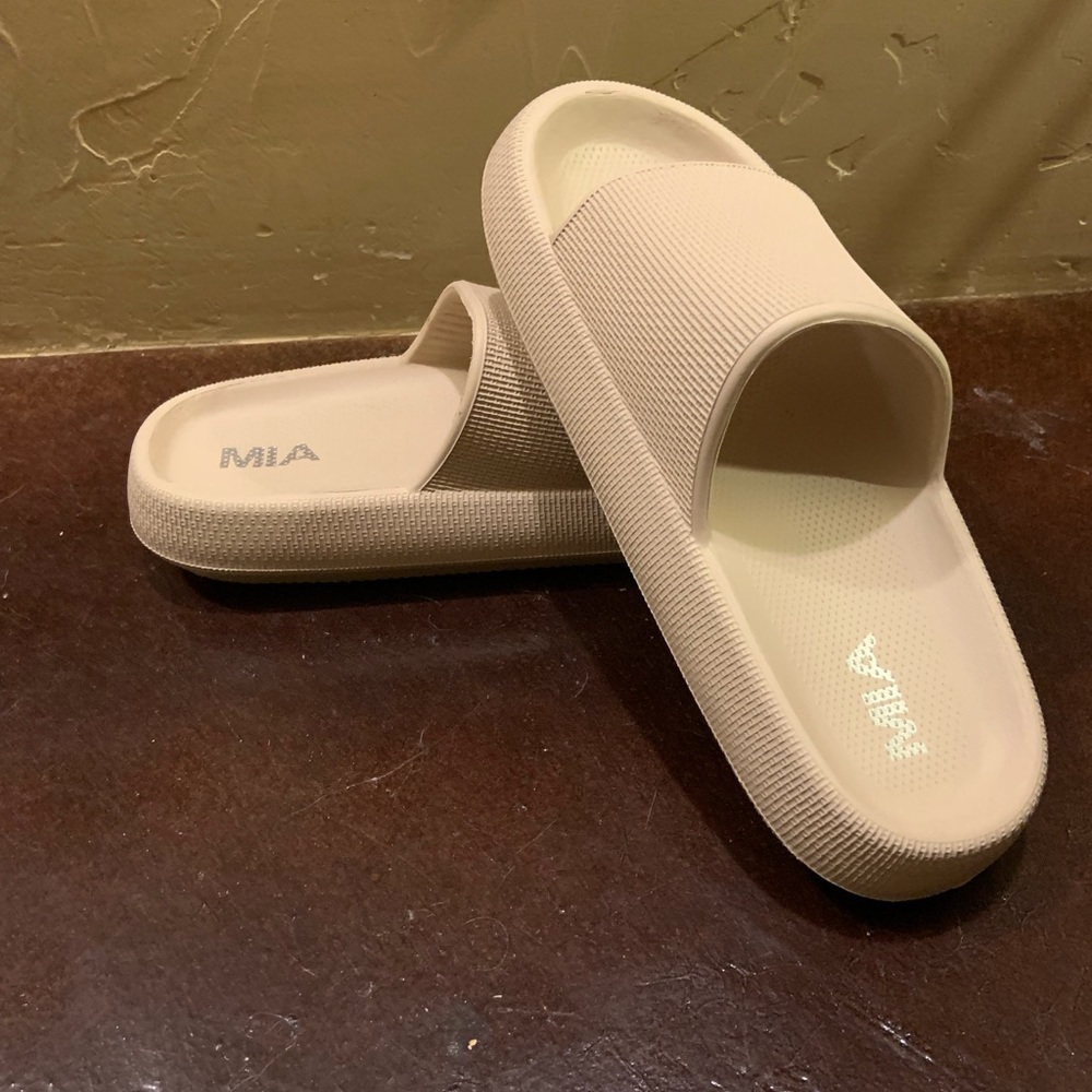 Size 8 MIA slides